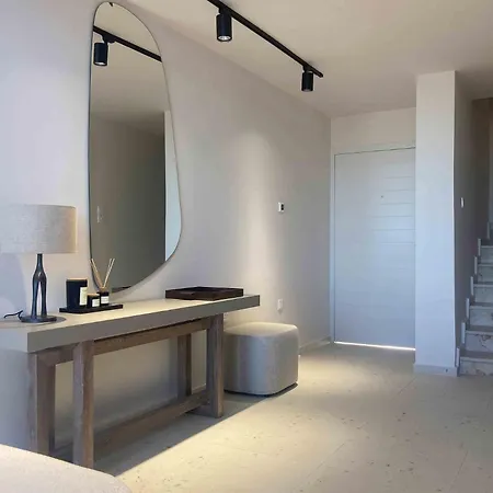 Spacious Sanctuary Cove B4 Duplex With Sea View In Lapta Lägenhet