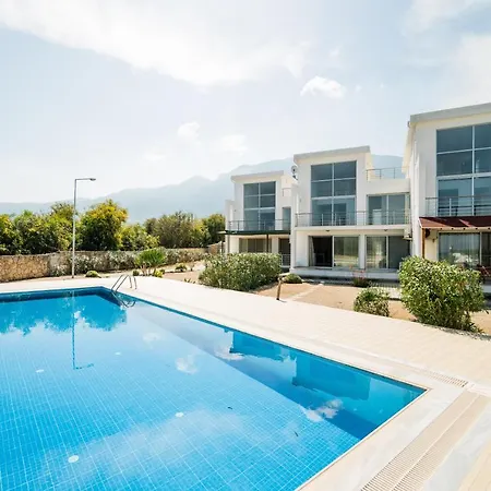 Spacious Three-bedroom With Sea View A2 *