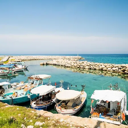 Spacious Sanctuary Cove B4 Duplex With Sea View In Lapta Lägenhet