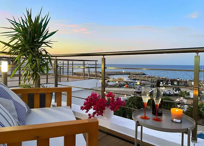 Spacious Sanctuary Cove B4 Duplex With Sea View In Lapta アパート