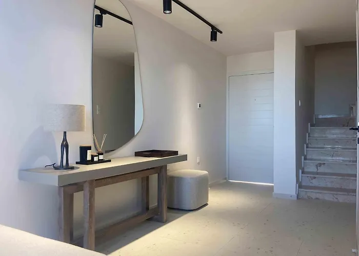 Spacious Sanctuary Cove B4 Duplex With Sea View In Lapta アパート