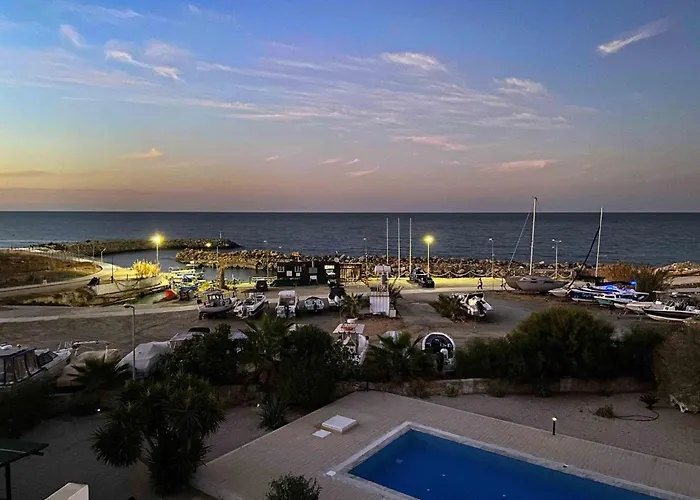 アパート Spacious Sanctuary Cove B4 Duplex With Sea View In Lapta ラピソス