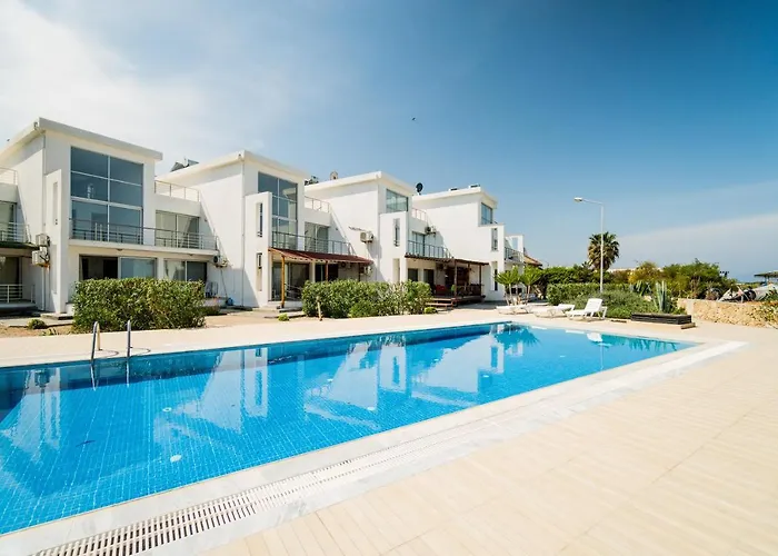 Spacious Sanctuary Cove B4 Duplex With Sea View In Lapta * ラピソス